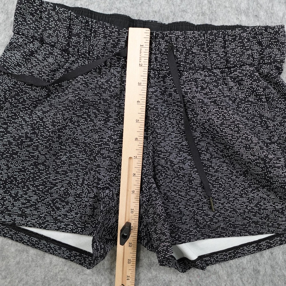 Lululemon Short Women 6 Black White Soundwave On The Fly 2.5" Athleisure Gym - Picture 3 of 10